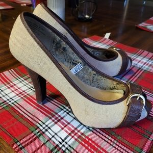 Mossimo Natural peep toe pump